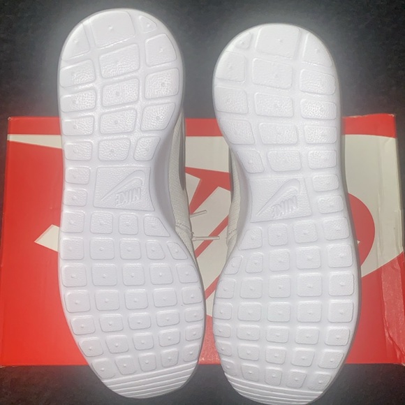 New Nike WMNS Roshe One ‘white-black’. Size.8.5w. OG all. Retail $80 - Picture 4 of 6